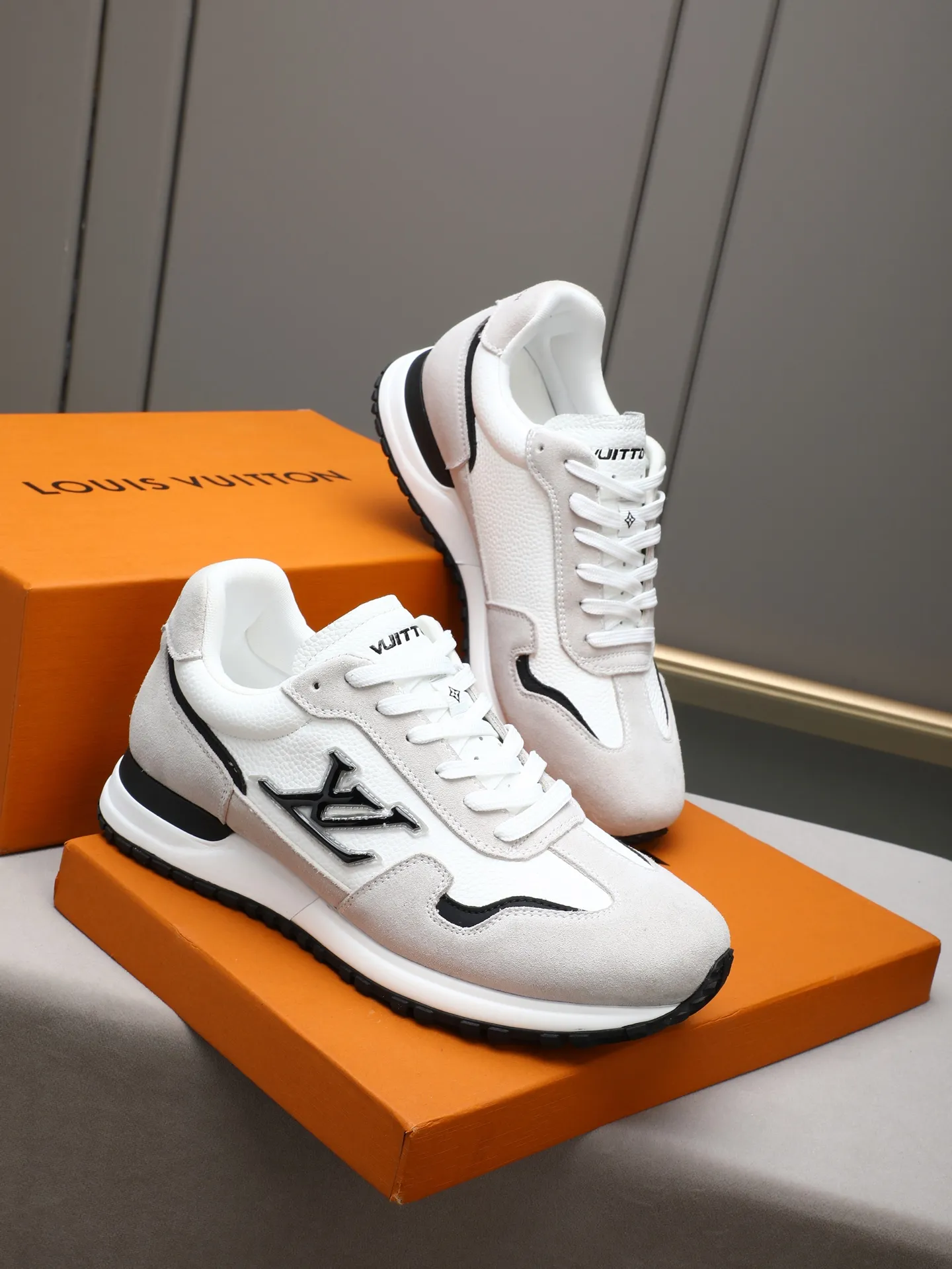 PP600 Louis Vuitton LV Run Men's Sports Shoes LV Run men's sports shoes are made of cowhide leather, low-key and luxurious. The tongue and heel are embellished with classic logos, giving it a full sense of hierarchy. The rubber sole has strong grip and wear resistance, suitable for daily wear or light sports scenes, and has a full sense of quality🎬size: 39-44 (customized at 38.45.46)